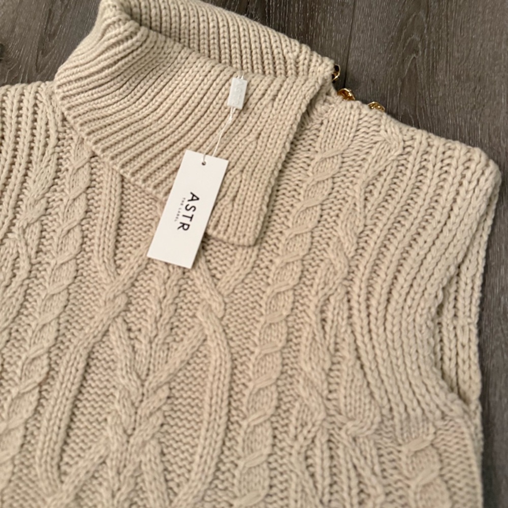 New ASTR The Label Kirstin Sleeveless Cable Knit Foldover Collar Sweater XS - Picture 3 of 7